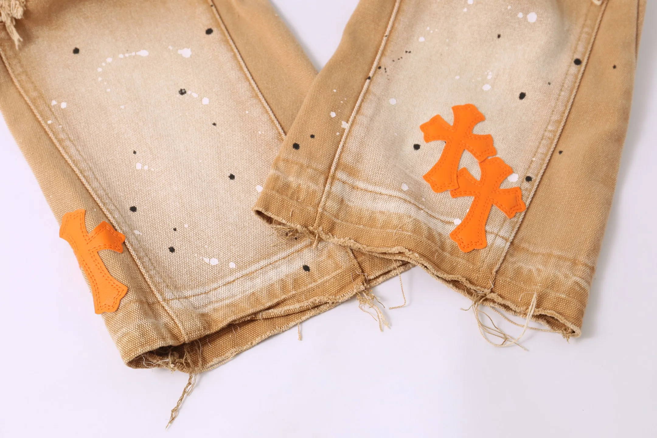 P250 Style No.: H888 GALLERY DEPT. & 𝐂𝐡𝐫𝐨𝐦𝐞 𝐇𝐞𝐚𝐫𝐭 Croxin co-branded ss25 wood splash ink hand-painted stitching multi-pocket bootcut jeans. Styles with different washed textures are very friendly to people with thin legs. The bootcut style perfectly modifies the leg shape. The timeless and moderate length makes it easy to match and match. It is the basis for various styles and is a must-have in your wardrobe! The fabric is stiff but also makes the upper body soft without losing texture. The washing process is even more perfect. It is a must-have item for everyone! ! ! Washed wheat, tag, pants label, three labels complete Color: Khaki Size: 28-30-32-34-36